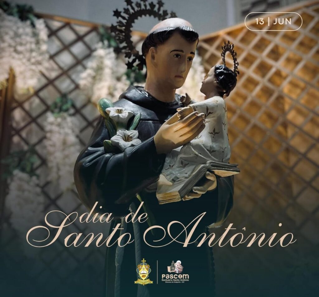 A fama de Santo Antônio como “Santo Casamenteiro” tem origem em uma tradição ligada a um milagre atribuído à sua intercessão. Conta-se que, em Nápoles, uma jovem pobre desejava se casar, mas não tinha dinheiro para pagar o dote, uma exigência da época para que o casamento fosse celebrado. Desesperada, ela rezou aos pés da imagem de Santo Antônio pedindo ajuda. Então, o santo apareceu e entregou-lhe um bilhete com instruções para procurar um comerciante, dizendo que ele deveria dar à moça moedas de prata equivalentes ao peso do bilhete.